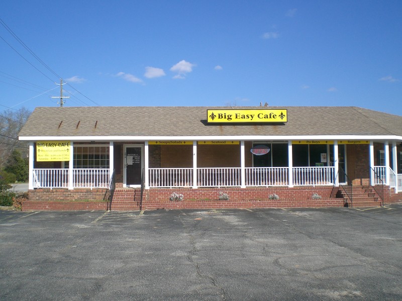In the heart of Watkinsville fronting on Hwy 15.  2000 sq ft leased with 1500 sq ft recently a hair salon available.